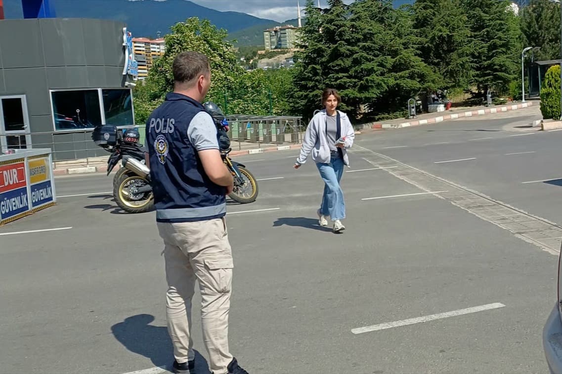 Trafik polisi öğrencilerin yanında