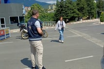 Trafik polisi öğrencilerin yanında