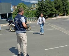 Trafik polisi öğrencilerin yanında