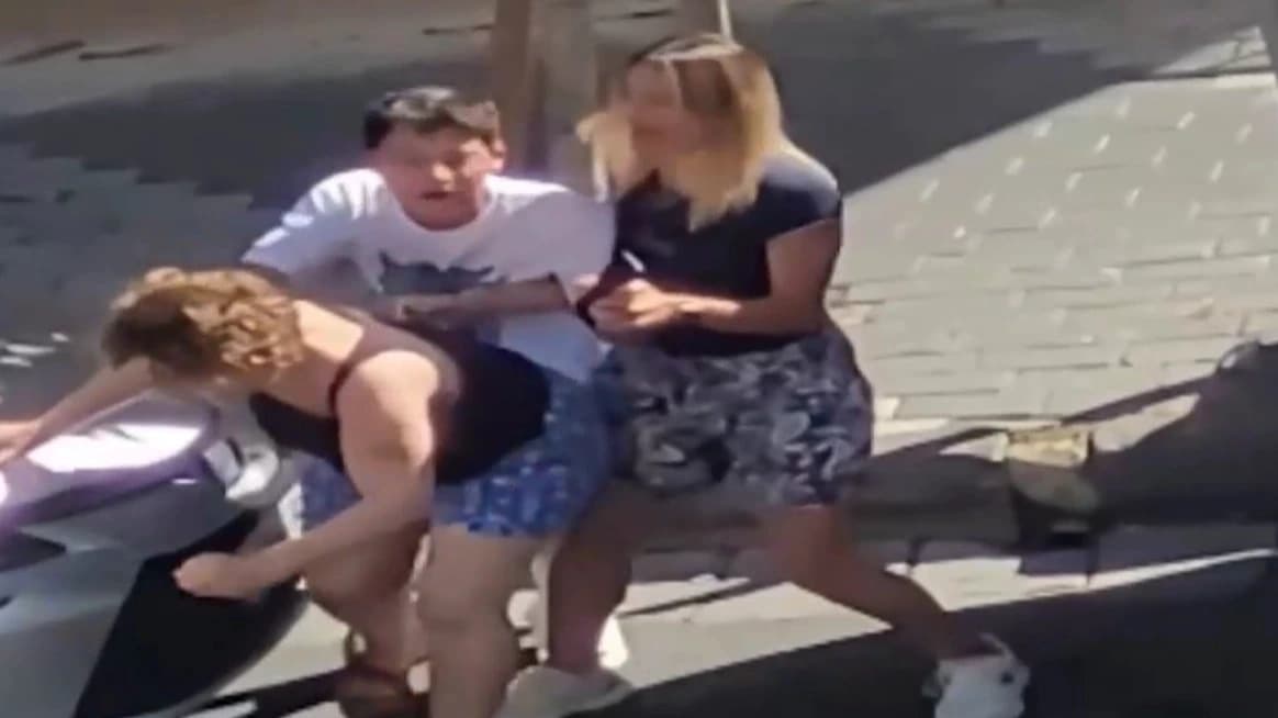 Üvey ablasıyla birlikte annesini darp etti.