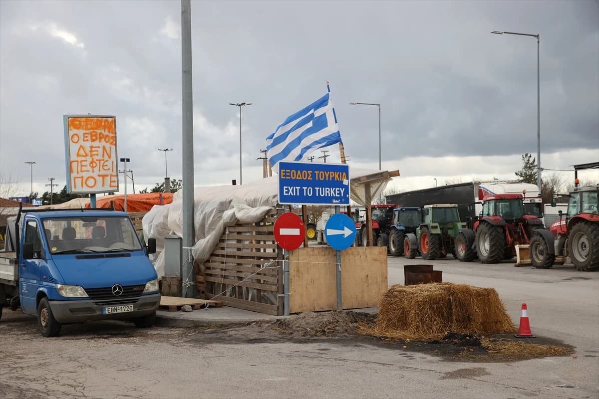 Yunan çiftçilerden 48 saatlik yol kapatma eylemi