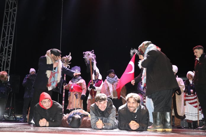 Rengarenk kostümlerle Kalandar ruhu