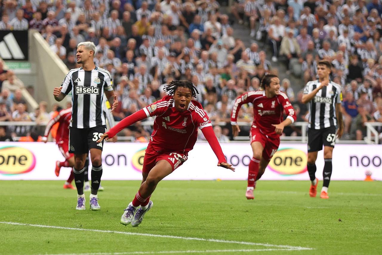 Liverpool, 10 kişi kalan Newcastle'ı 16 yaşındaki genç yeteneğinin son saniye golüyle yıktı