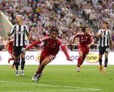 Liverpool, 10 kişi kalan Newcastle'ı 16 yaşındaki genç yeteneğinin son saniye golüyle yıktı