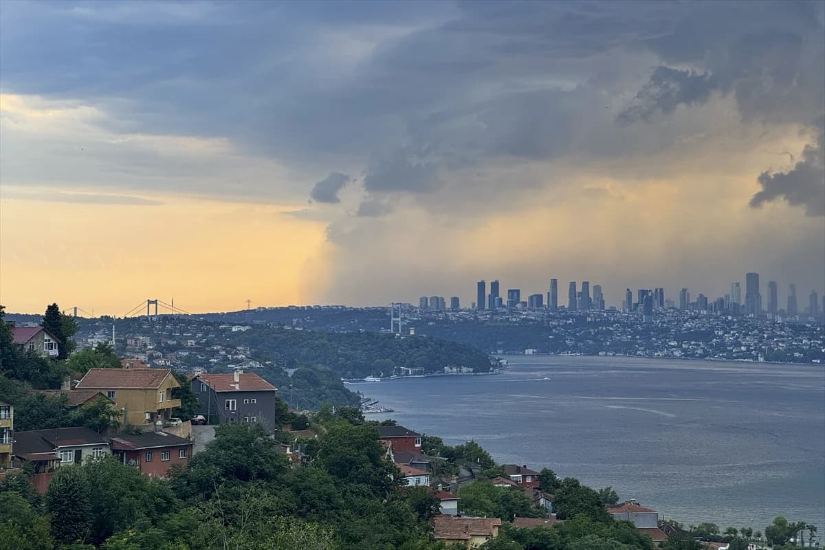 İstanbul'da etkili olan kuvvetli fırtına hayatı olumsuz etkiledi