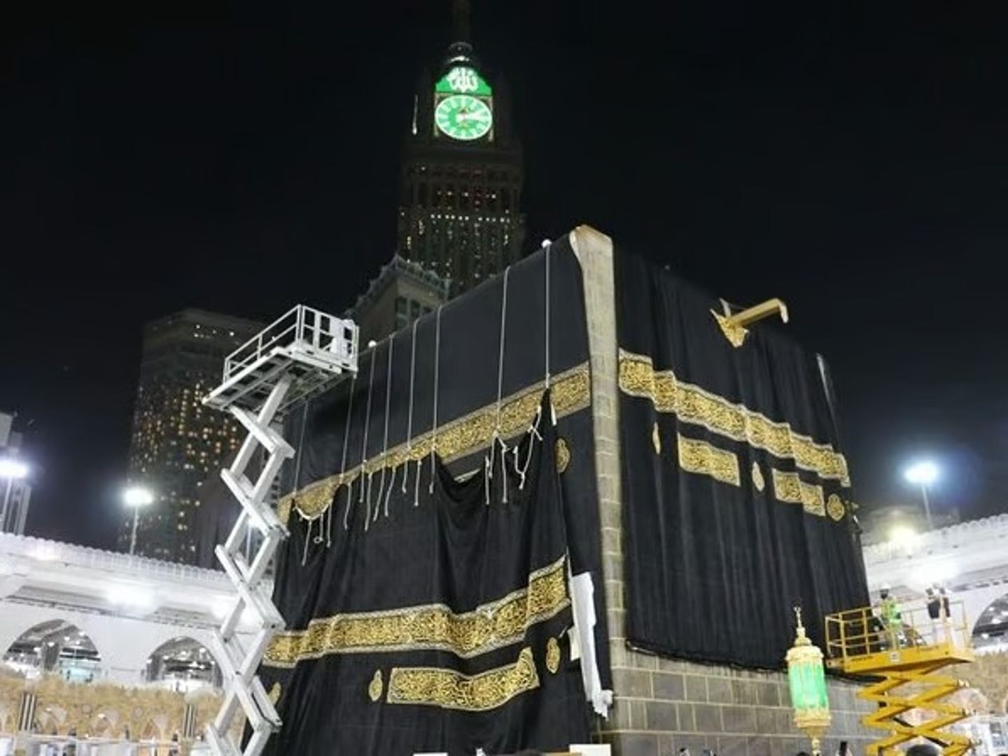 Yeni hicri yılın başlamasıyla Kabe'nin örtüsü değiştirildi