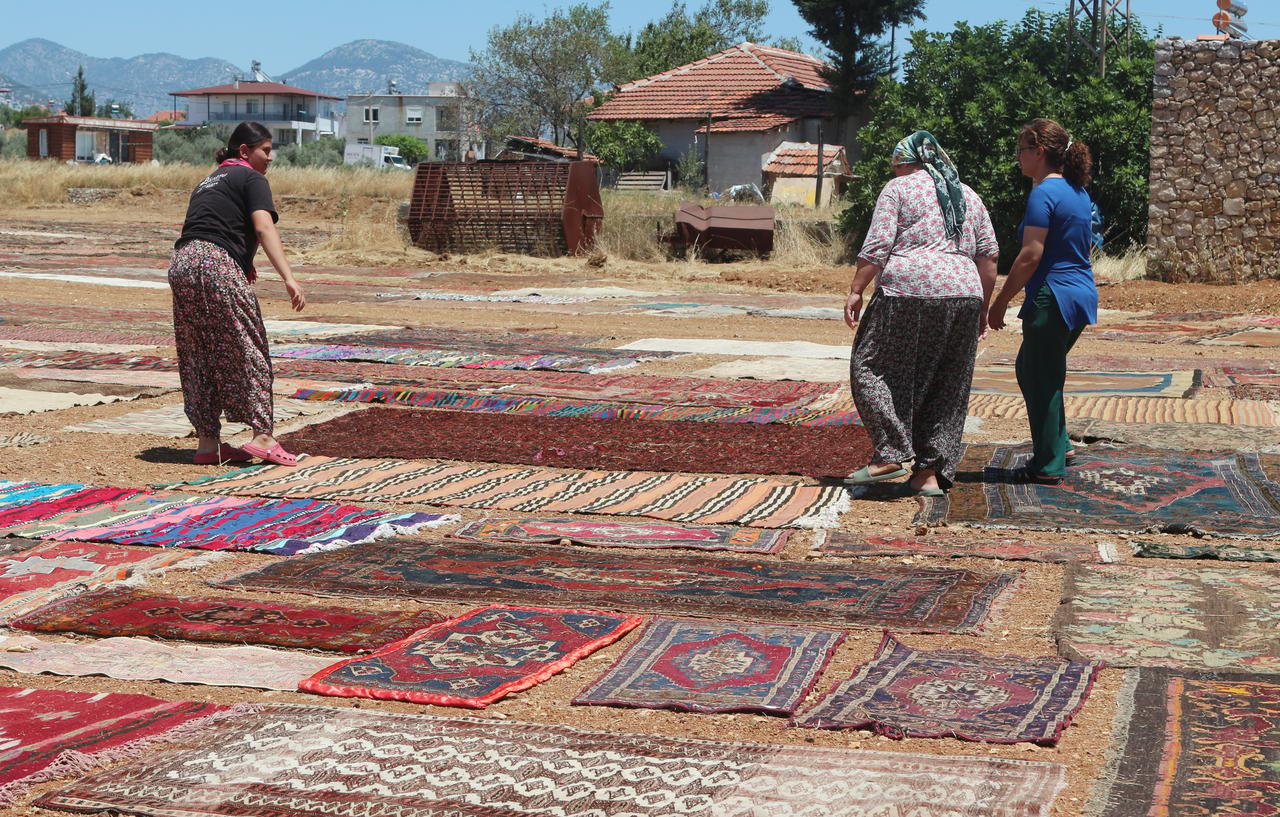 Halılar Antalya'da güneşleniyor, Dünya pazarına sunuluyor