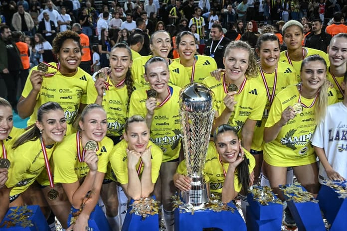 AXA Sigorta Şampiyonlar Kupası finalinde zafer Fenerbahçe'nin: VakıfBank'a karşı geri dönüş