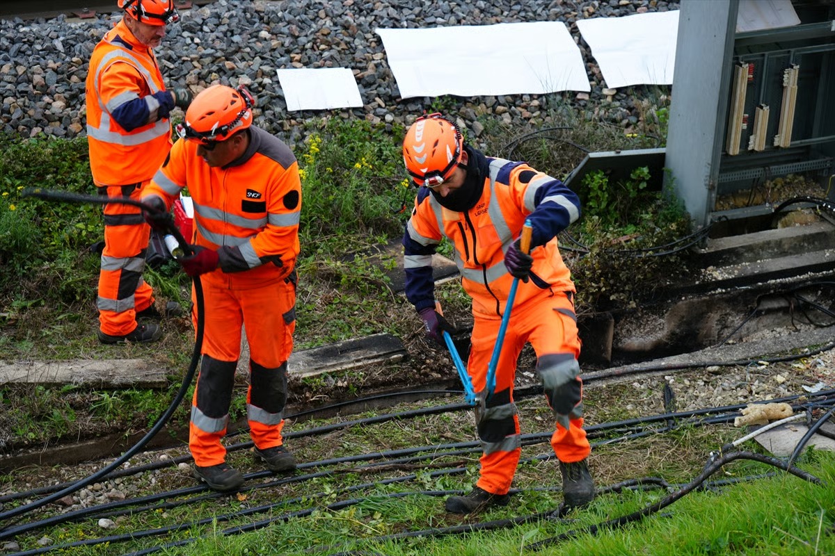 Fransa’da tren hatlarına sabotaj