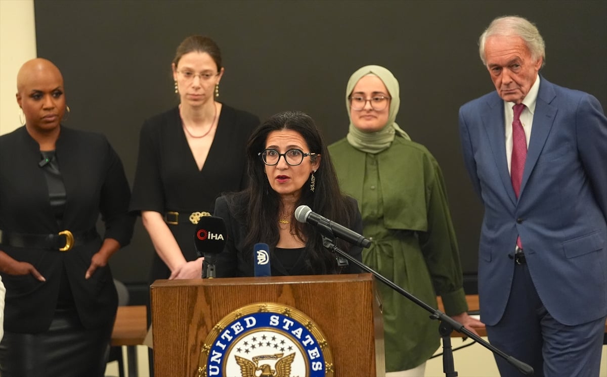 Massachusetts Senatörü ve Temsilciler Meclisi Üyesi Rümeysa Öztürk'ü, Boston Logan Uluslararası Havalimanı’nda karşıladı. (AA)
