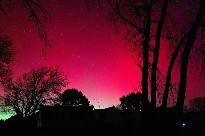 Fransa'nın kayalıklarında macenta dansı