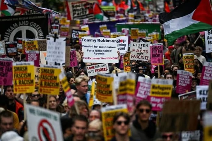 "Krallığı birleştir" yürüyüşü ve karşı protesto Londra’yı böldü
