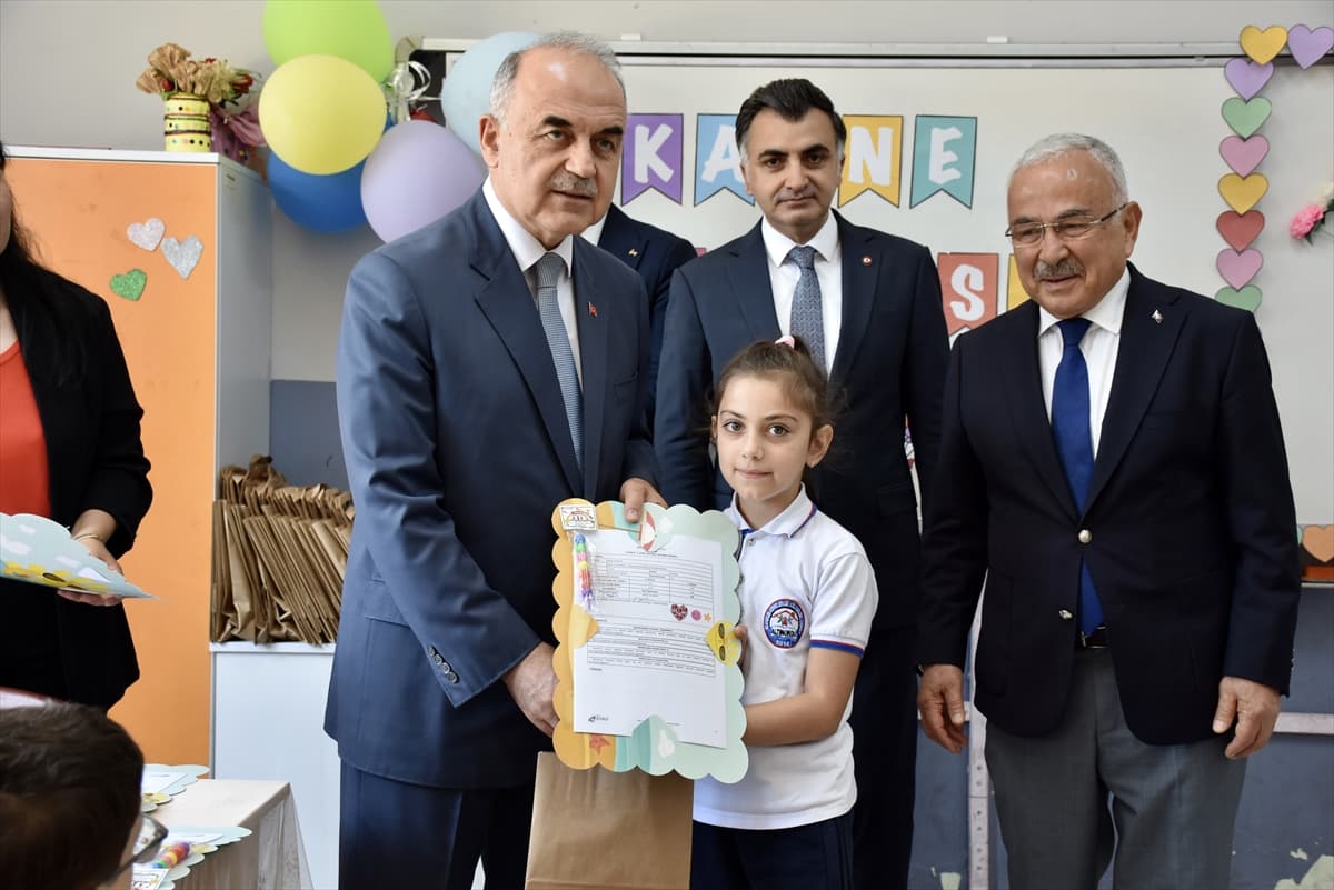 Öğrencilerin karne heyecanı
