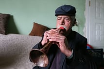 Karslı Nazim dede, meyini bu kez hastalar için çaldı