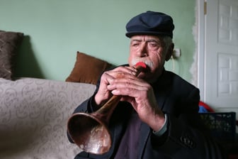 Karslı Nazim dede, meyini bu kez hastalar için çaldı