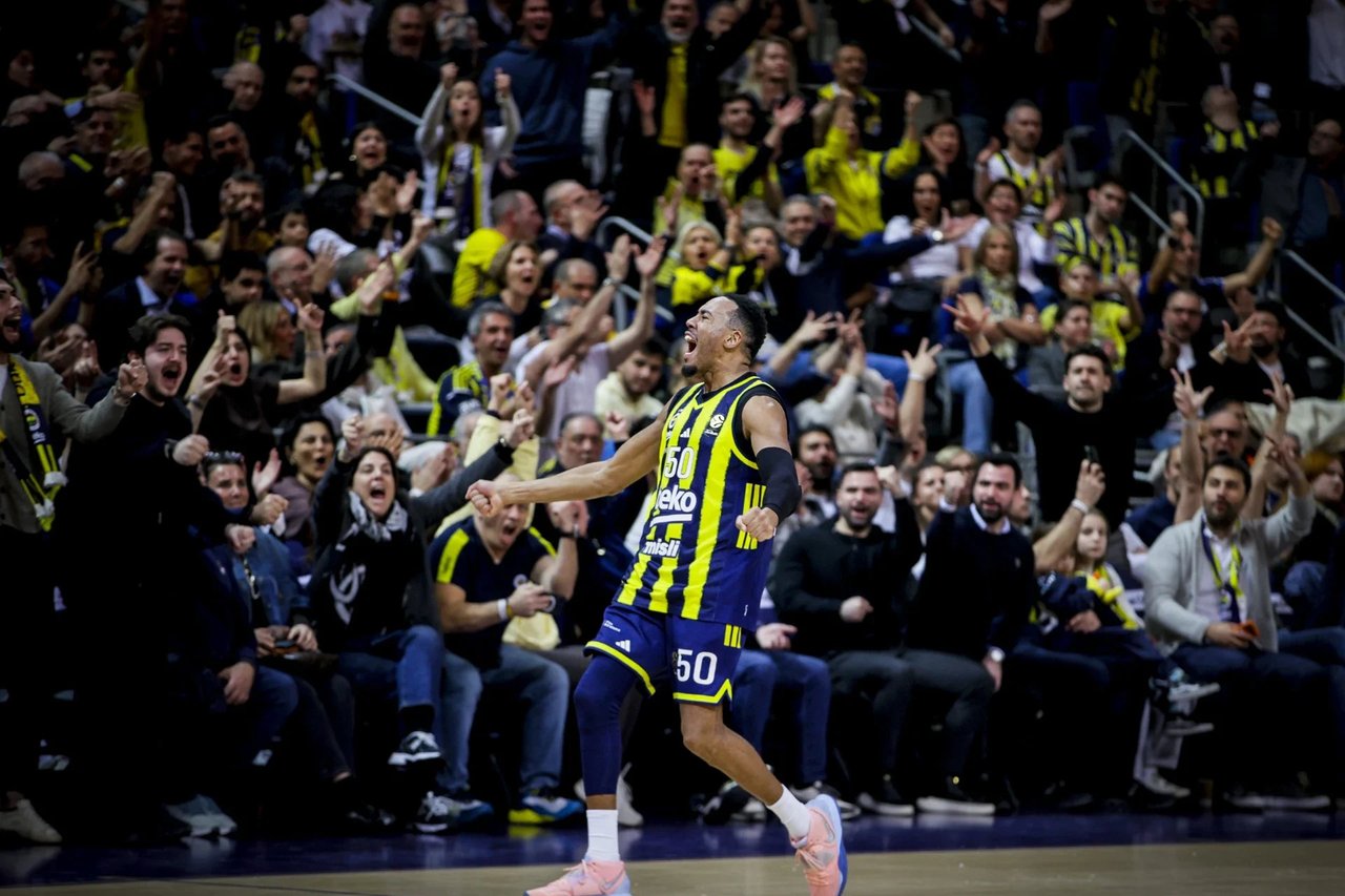 Lider Fenerbahçe seriyi 9 maça çıkardı
