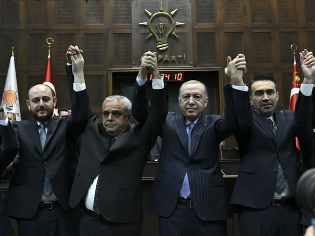 AK Parti safları genişliyor: Üç milletvekili düzenlenen törenle AK Parti'ye katıldı