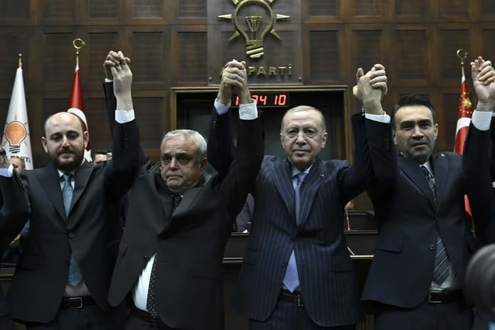 AK Parti safları genişliyor: Üç milletvekili düzenlenen törenle AK Parti'ye katıldı