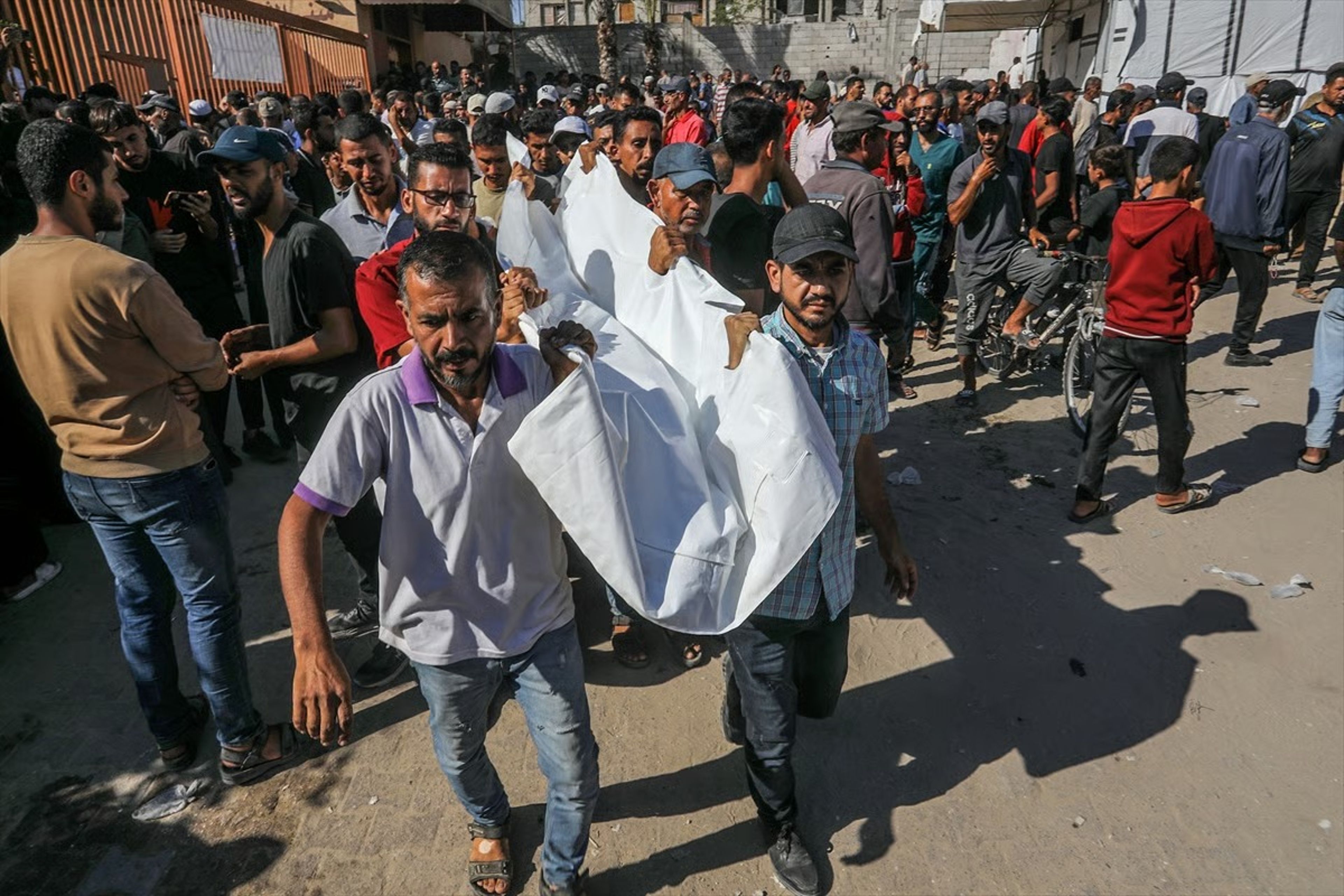 İsrail ordusu yardım bekleyen sivillere gaz bombalarıyla saldırdı