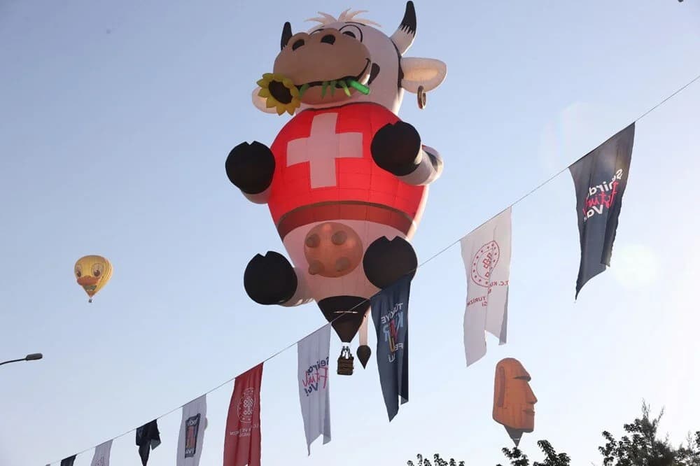 Kapadokya semalarında figürlü balon şöleni