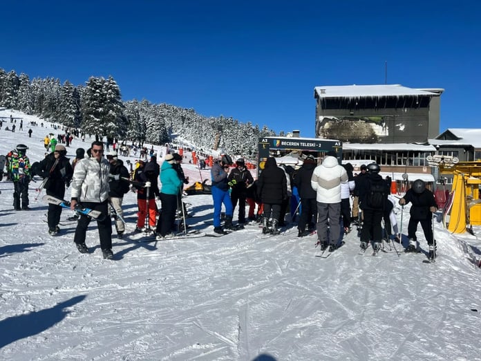 Beyaz cennette sömestr bereketi: Uludağ'da pistler doldu taştı 