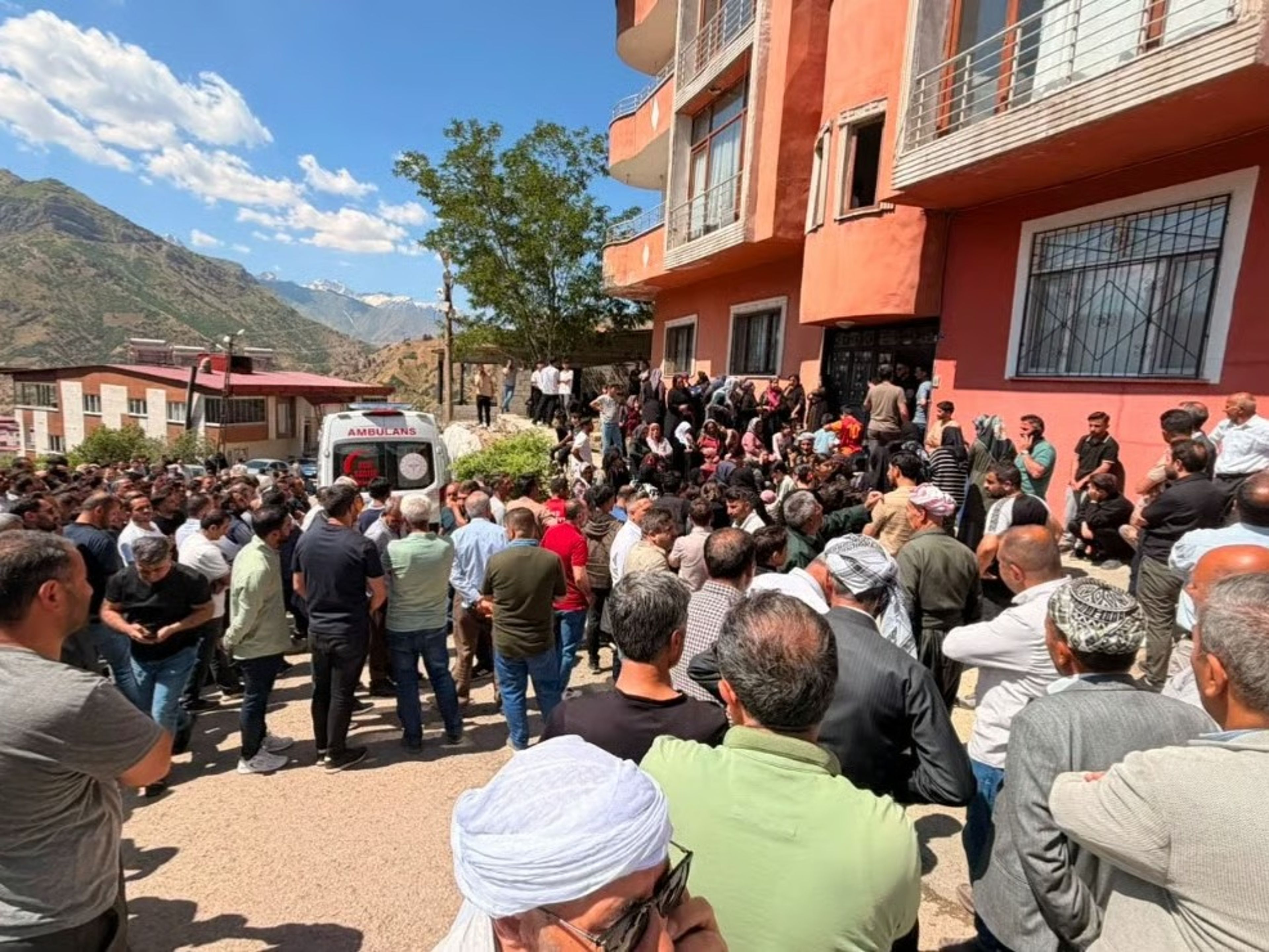 Kayınpederinin evini bastı, eşi dahil herkese kurşun yağdırdı