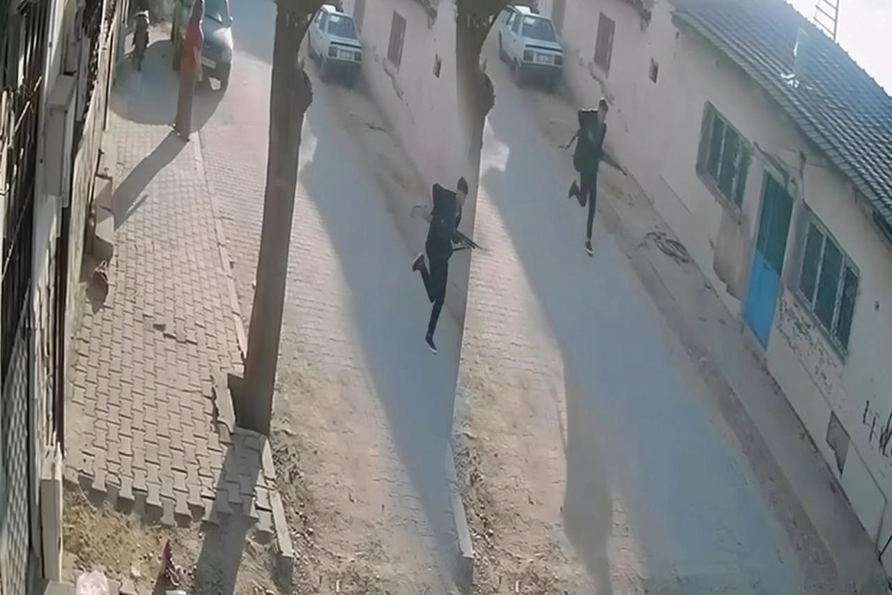 Manisa'da bir liseye silahlı saldırı: Yaralı öğrenciler var