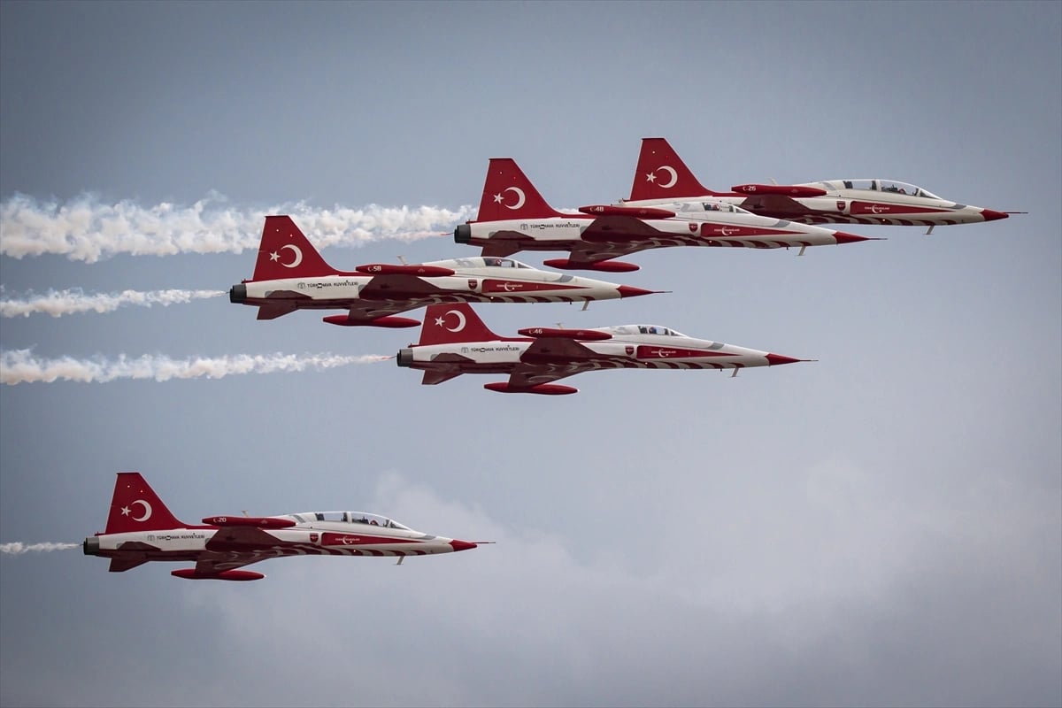 Türk Yıldızları Ankara semalarında parladı