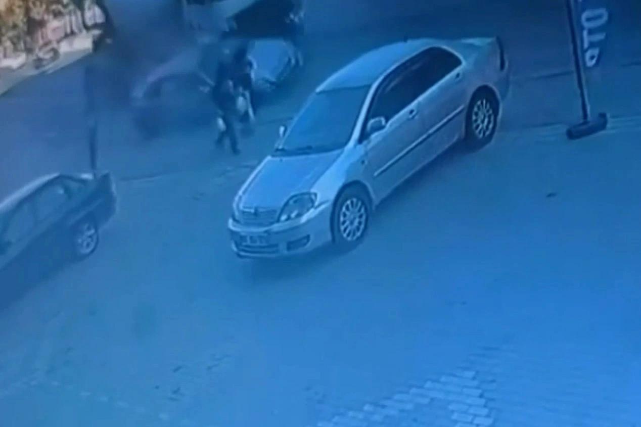 Metrelerce sürükleyip kaldırıma çıkardı