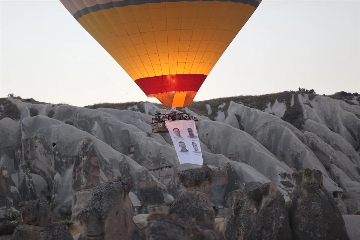 Kapadokya gökyüzünde anlamlı uçuş: Sıcak hava balonları 15 Temmuz için havalandı