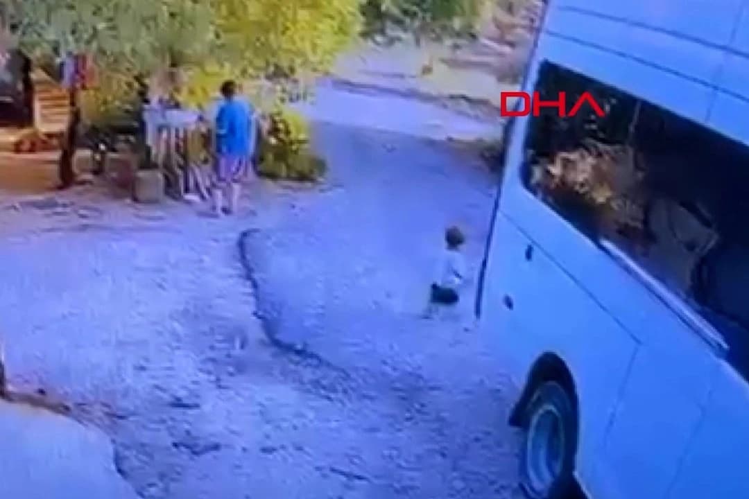 Geri manevra yaparken oğlunu ezdi