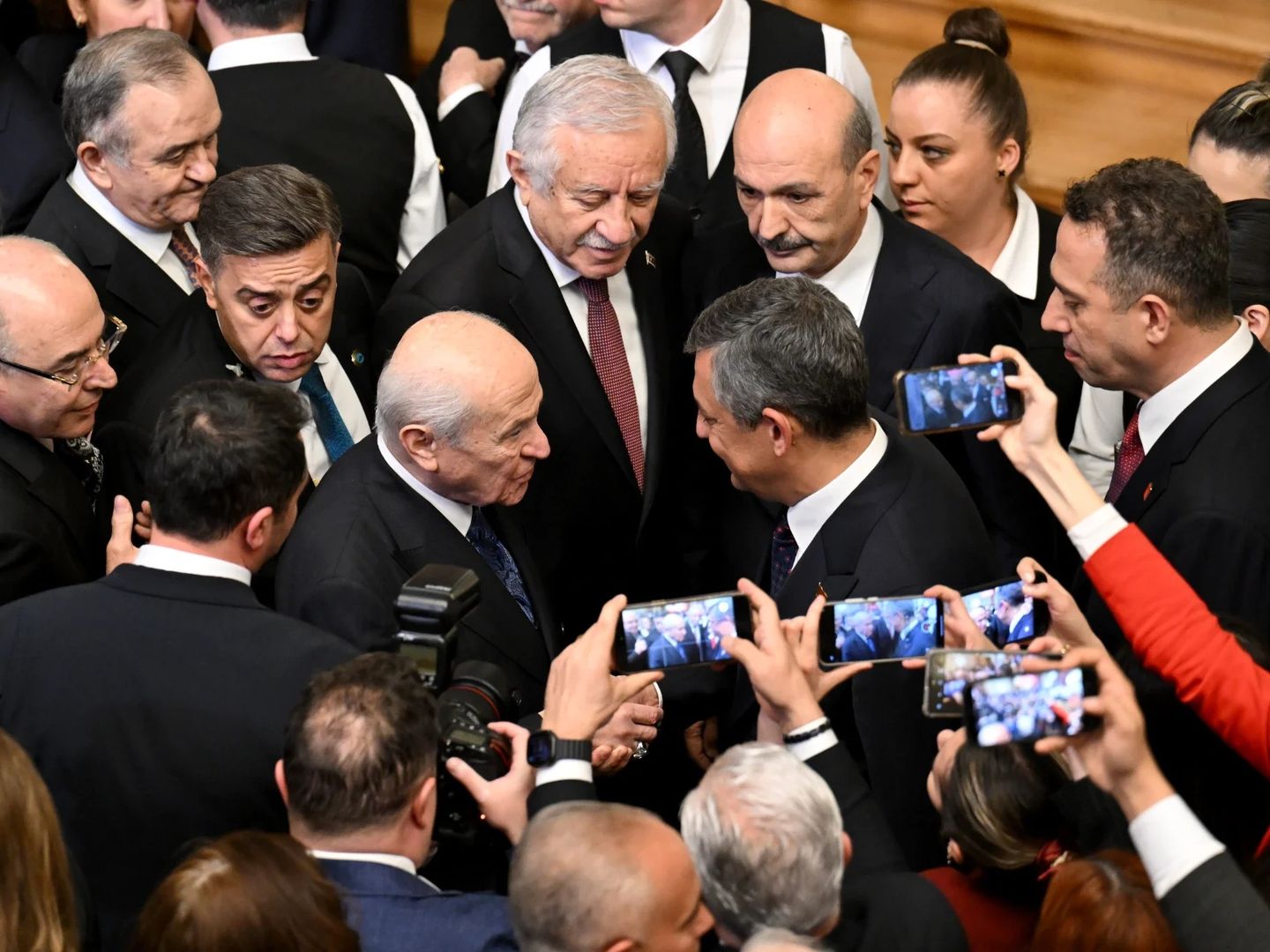 Özgür Özel, Devlet Bahçeli ile ne konuştuklarını anlattı: "Genel başkanım, çok ıslandın"