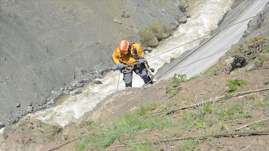 Hakkari Van kara yolu heyelanı