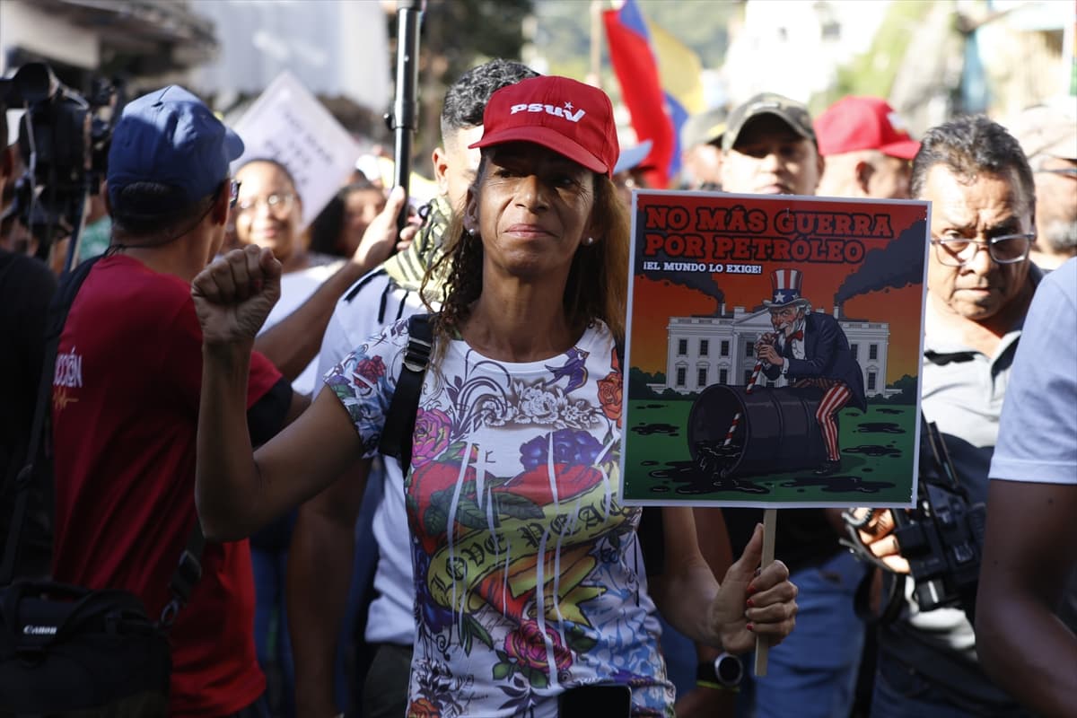 Binlerce Venezuelalı ABD'yi protesto etti
