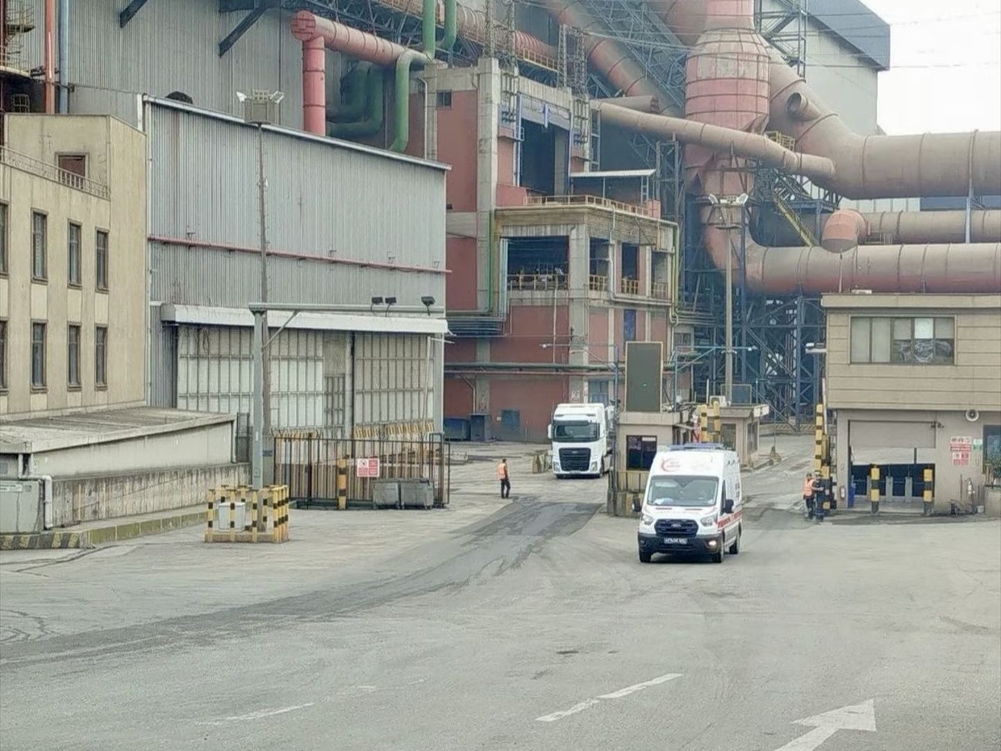 Kocaeli'de çelik fabrikasında feci iş kazası: Yüksekten düşen üç işçi hayatını kaybetti