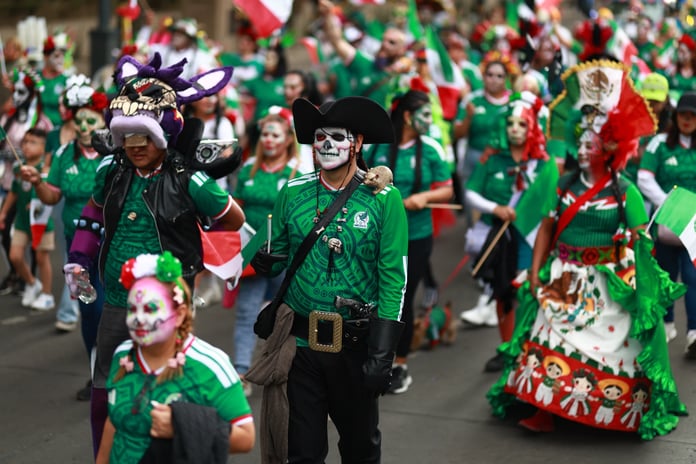 El emeği kostümler ve dev aksesuarlar