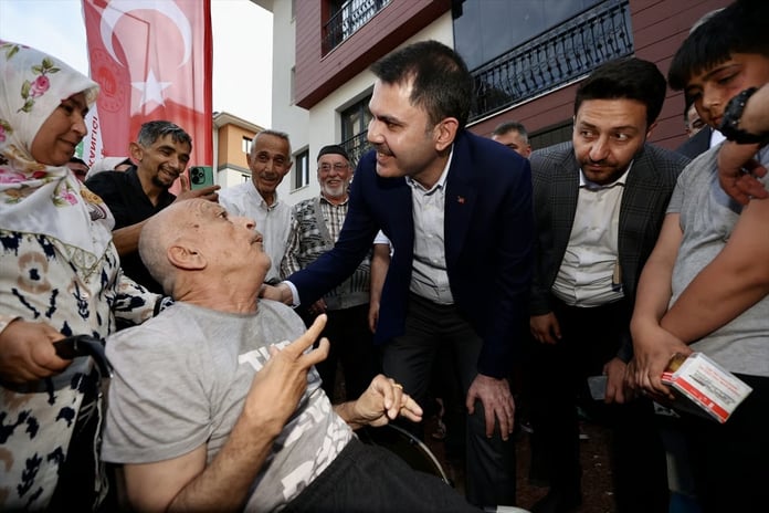 Bakan Kurum depremzede aileleri ziyaret etti