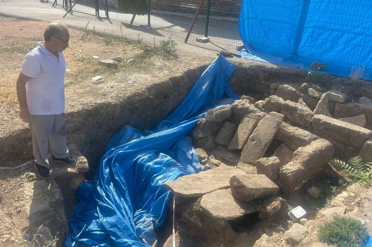 Tarihi mezarın üzeri çakıl taşlarıyla kapatıldı