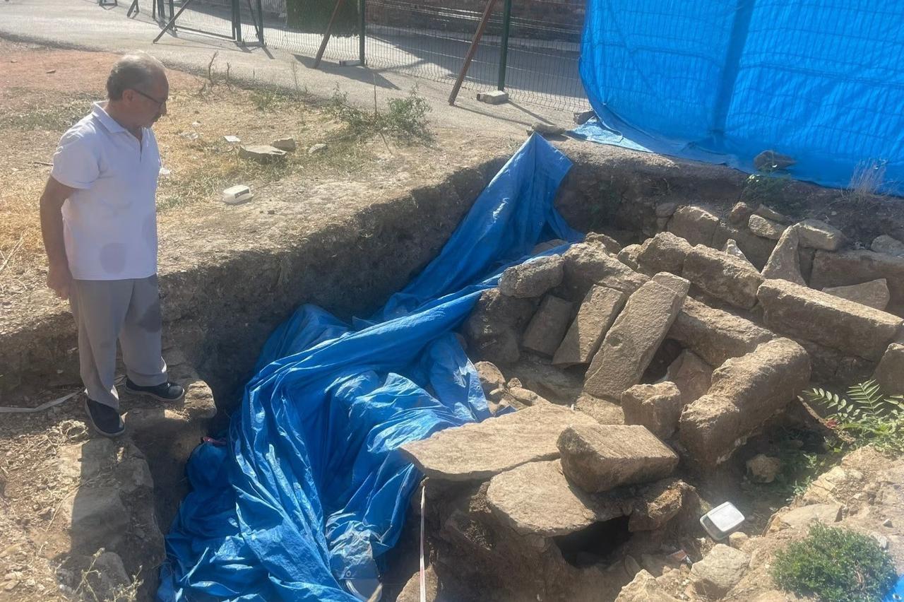 Tarihi mezarın üzeri çakıl taşlarıyla kapatıldı