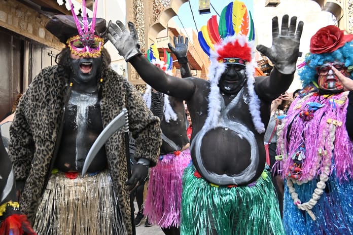 Sokaklarda davul sesleri ve dans