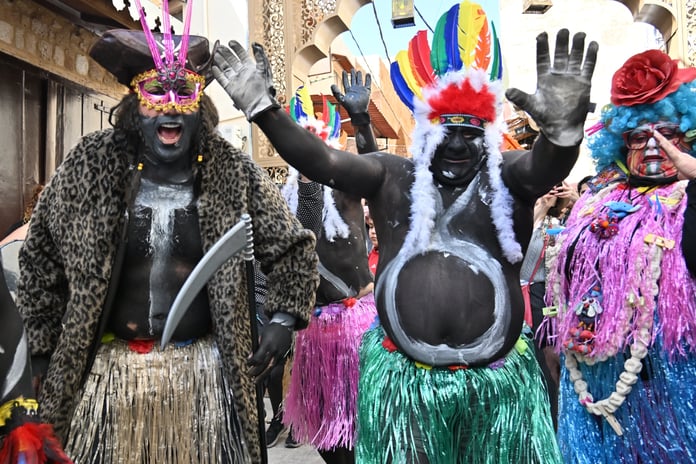 Sokaklarda davul sesleri ve dans