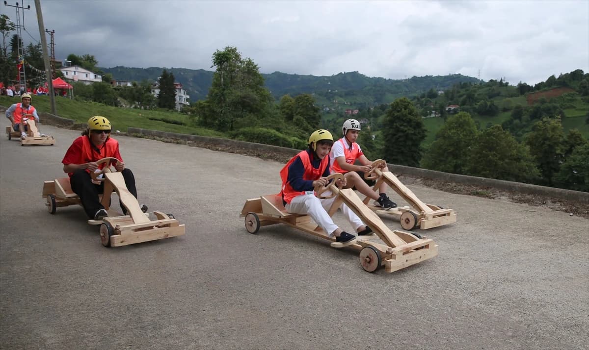 Rize tahta arabaların kıyasıya yarışına sahne oldu