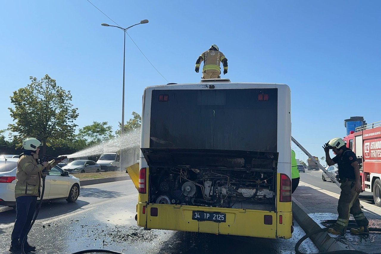 Bir İETT otobüsünde daha yangın çıktı