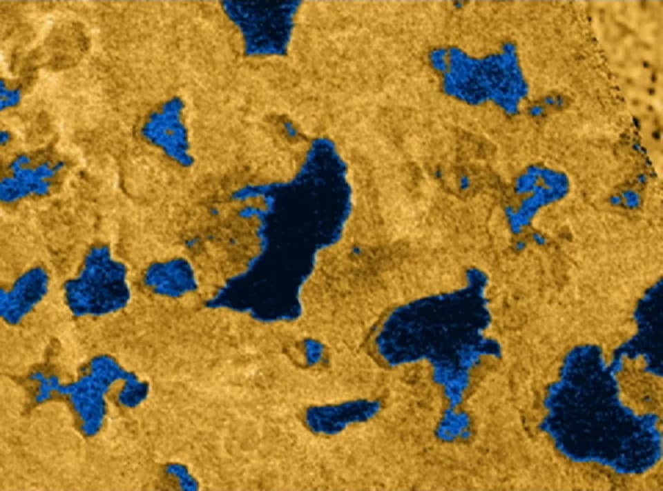Cassini radar verilerinden elde edilen Titan'ın kutup bölgelerindeki metan göllerinin mozaik görüntüsü. NASA / JPL-Caltech / İtalyan Uzay Ajansı