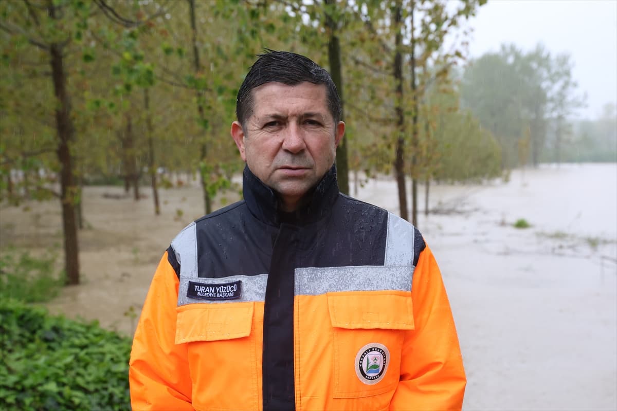 Sakarya'da sağanak alarmı! Dereler taştı, yollar çöktü