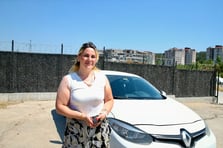 Otomobilinde kertenkele gören sürücünün yaşadığı korku kameraya yansıdı