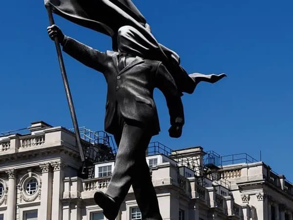 Banksy’den Londra’da kör heykel