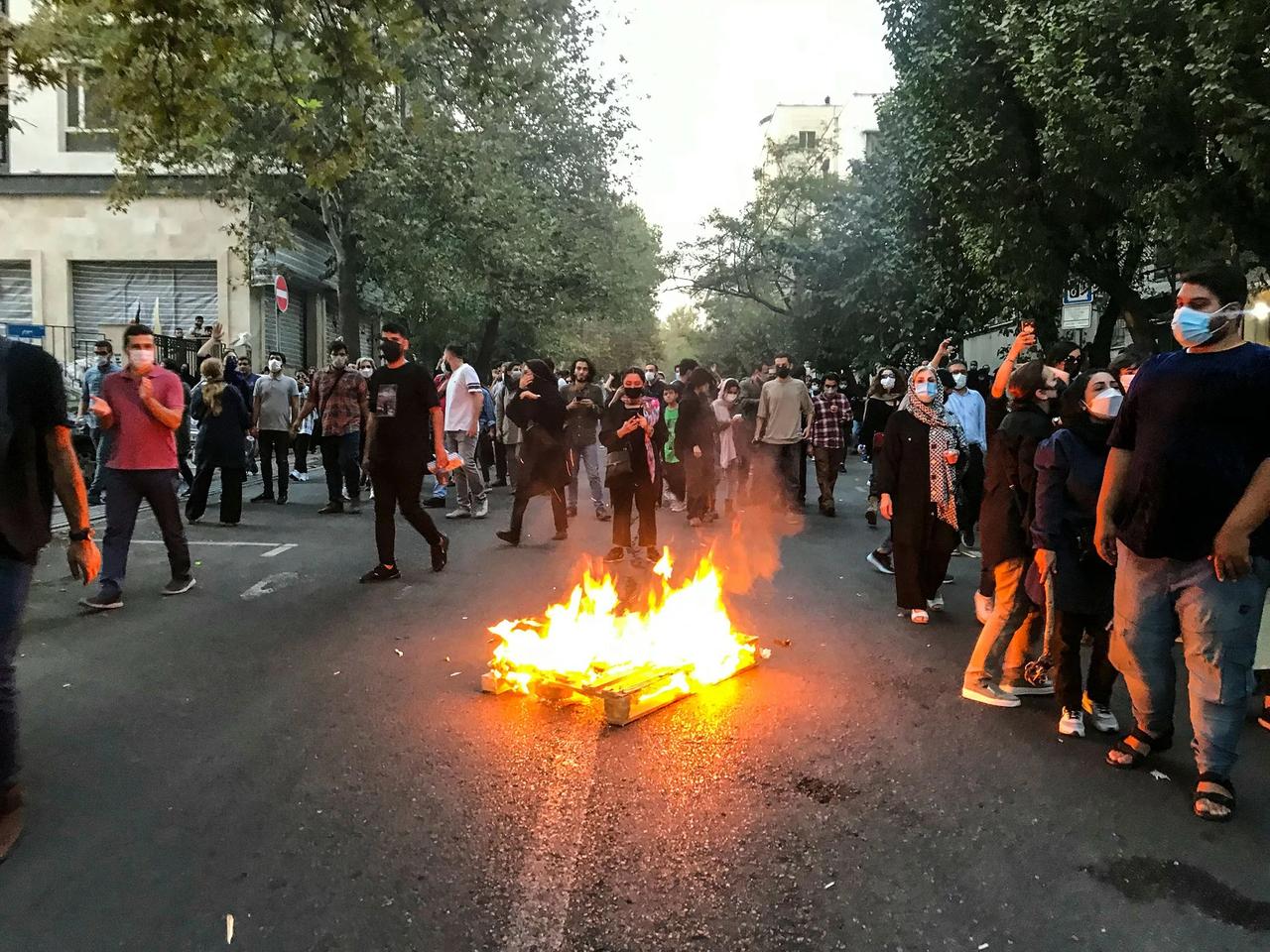 İran'da rejim karşıtları sokakta