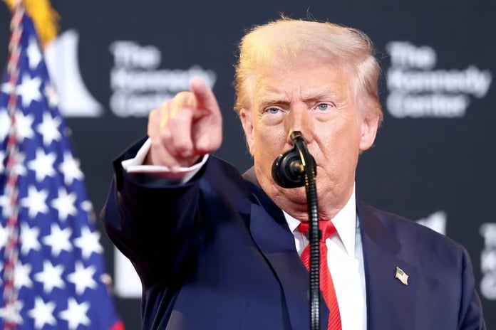 Trump’tan Maduro’ya "donanma" resti: Sert oynarsa bu onun sonu olur