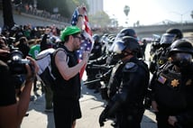 Çatışmaların sürdüğü Los Angeles'ta sokağa çıkma yasağı